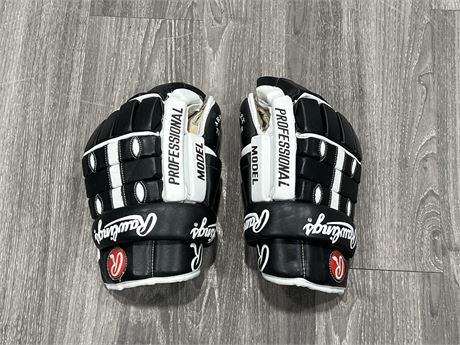 VIBTAGE RAWLINGS HOCKEY GLOVES - IN LIKE NEW COND.