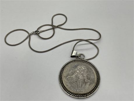 1977 - 20 PESO (CIEN PESOS) COIN MOUNTED IN SILVER PENDANT W/ CHAIN