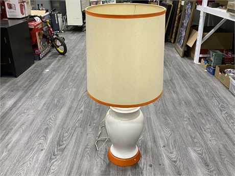 ORANGE / WHITE MID CENTURY TABLE LAMP W/SHADE (3FT tall)