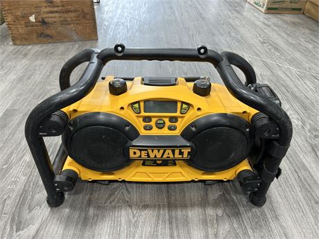 DEWALT WORKSITE RADIO / CHARGER - WORKS GREAT PLUGGED IN OR OFF BATTERIES