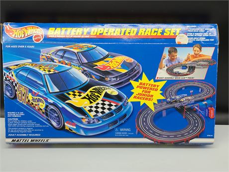 HOT WHEELS BATTERY OPERATED RACE SET 2000 (like new condition)