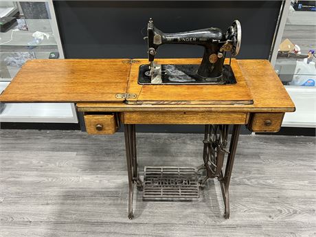 VINTAGE SINGER SEWING MACHINE IN WOOD / CAST IRON ROLLING DESK (16”x34”x31”)