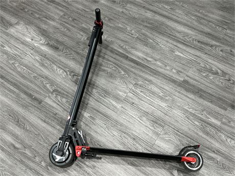 GRAVITY BLADE SCOOTER - POWERS ON, NEEDS CHARGER