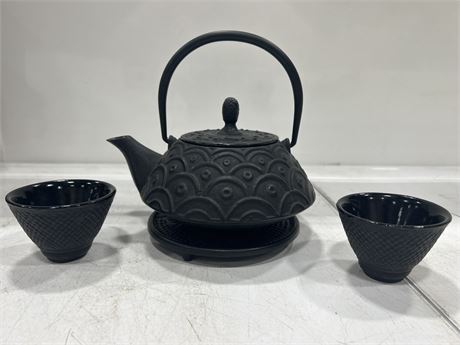 CAST IRON JAPANESE TEA POT & 2 CUPS
