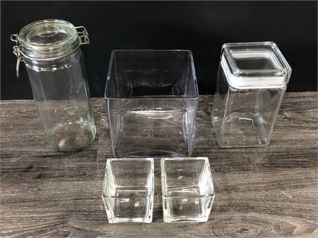 2 GLASS JARS AND GLASS CENTRE PIECES