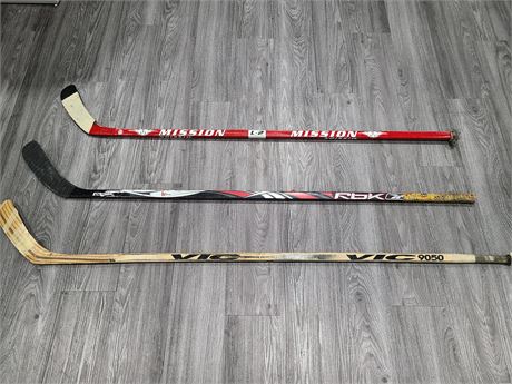 3 VINTAGE NHL GAME USED STICKS ALL AUTOGRAPH INCLUDING JEAN - JACQUES - GIGUERE