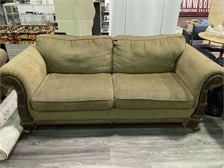 COUCH IN GREAT CONDITION (VERY COMFORTABLE)
