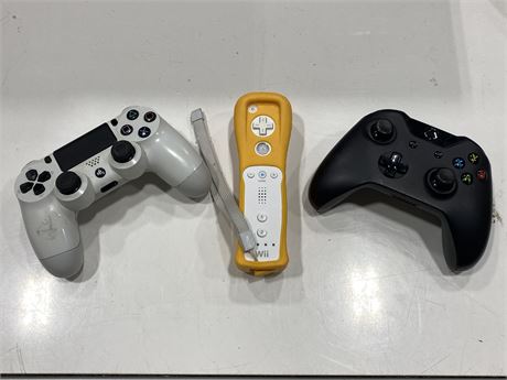 1 PS4, 1 XBOX ONE, AND 1 WII CONTROLLERS