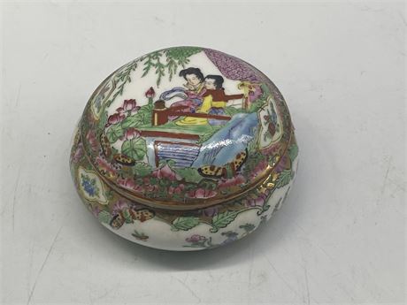 EARLY HAND PAINTED CHINESE PORCELAIN LIDDED BOX WITH MARKINGS ON BOTTOM