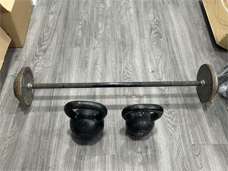 LOT OF EXERCISE EQUIPMENT - 2 KETTLEBELLS & BARBELL WITH WEIGHTS