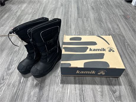 BRAND NEW KAMIK CANADIAN MADE BOOTS - SIZE 8