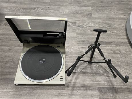 GUITAR STAND & TECHNICS RECORD PLAYER