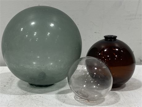 3 VINTAGE JAPANESE GLASS FLOATS (LARGEST IS 7.5” TALL)