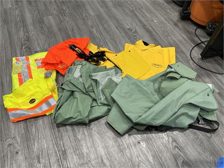 LOT OF SAFTEY VESTS / RAIN GEAR - SOME NEW