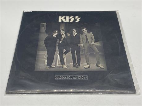 KISS - DRESSED TO KILL - VG (slightly scratched)