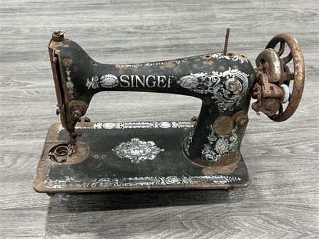ANTIQUE SINGER SEWING MACHINE - FOR DISPLAY