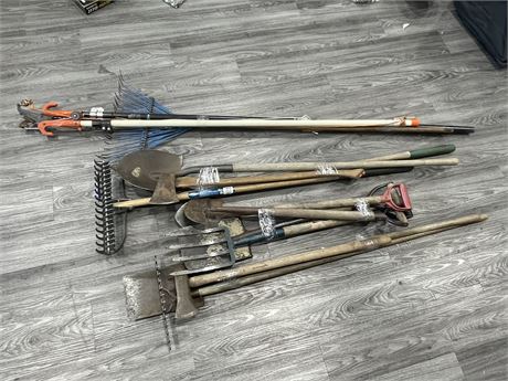 LARGE LOT OF GARDENING TOOLS / OTHERS