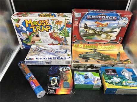 ASSORTED GAMES / TOYS (8)