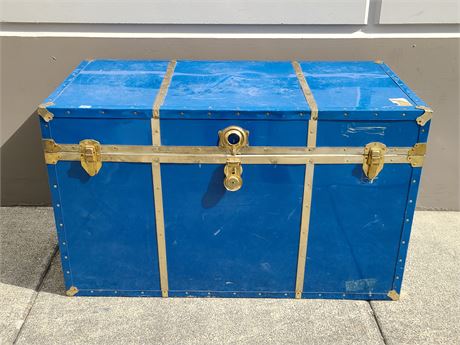 EXTRA LARGE EVERLITE BLUE METAL TRUNK (23"x46" dm - 27.5" tall)