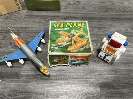 3 VINTAGE TOYS (Boeing is 16” long)