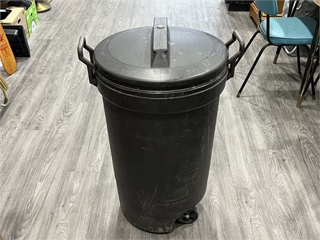 RUBBERMAID PLASTIC GARBAGE CAN (33” tall)