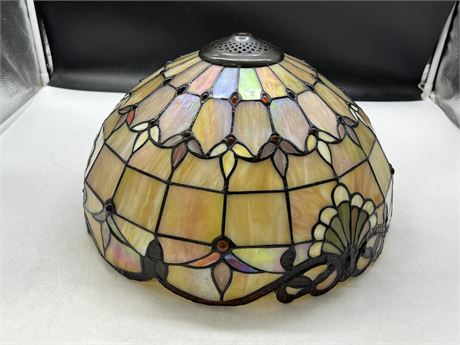 TIFFANY STYLE LAMP SHADE - EXCELLENT CONDITION 16”