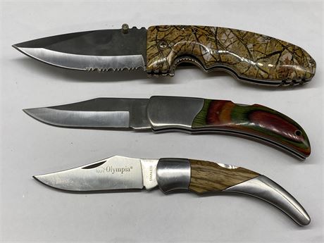 LOT OF 3 POCKET KNIVES NEW (LONGEST BLADE IS 4”)