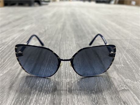 TORY BURCH SUN GLASSES - SMALL SCRATCH ON FRAME - SEE PHOTOS