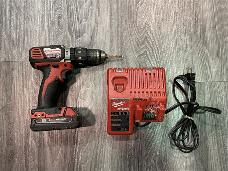 MILWAUKEE POWER DRILL W BATTERY CHARGER (WORKING)