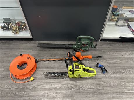 TOOLS / GARAGE LOT - CHAIN SAW, HEDGE TRIMMER, BLOWER / VAC & ECT