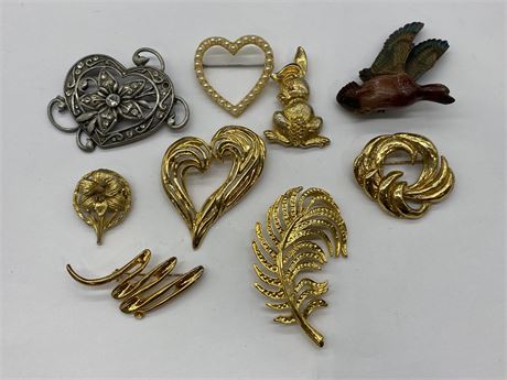 9 VINTAGE BROOCHES