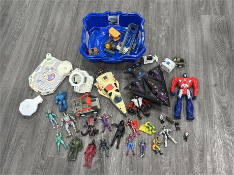 LOT OF MOSTLY VINTAGE COLLECTABLE TOYS / FIGURES & ACCESSORIES - SOME 1980’s