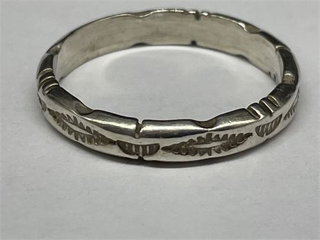 STERLING - NICELY PATTERNED RING - SIZE 8 3/4 SOLID YET FINE
