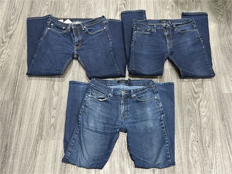 2 PAIRS OF MENS GUESS JEANS & LEVI STRAUSS & CO JEANS