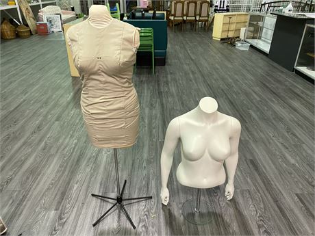 2 FEMALE MANIKINS WITH STANDS