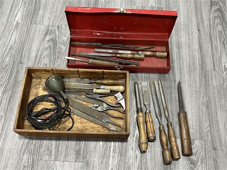 LOT OF VINTAGE TOOLS - CHISELS, KNIVES, FILES, ETC