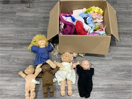 5 VINTAGE DOLLS W/BOX OF ACCESSORIES / CLOTHING (4 cabbage patch dolls)