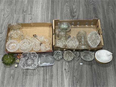 2 TRAYS COLLECTABLE CRYSTAL, GLASS PAPER WEIGHTS, ETC