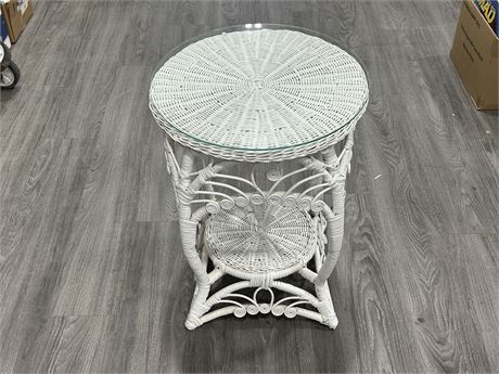 VINTAGE WICKER WHITE ACCENT TABLE W/GLASS TOP (18”X23.5”)