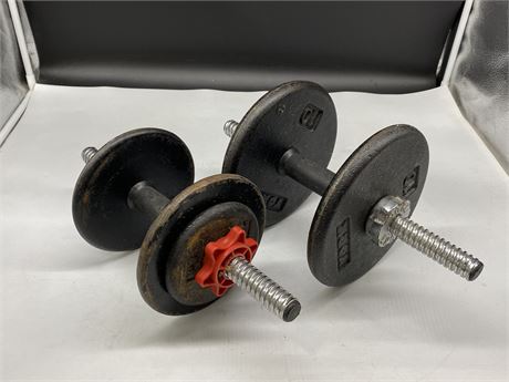 2 DUMBBELLS W/35LBS OF WEIGHTS