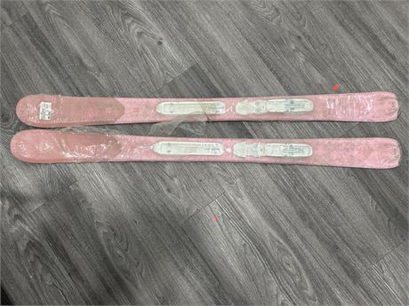 PAIR OF ROSSIGNAL EXPERIENCE PRO SKIS NEW - 122 CM