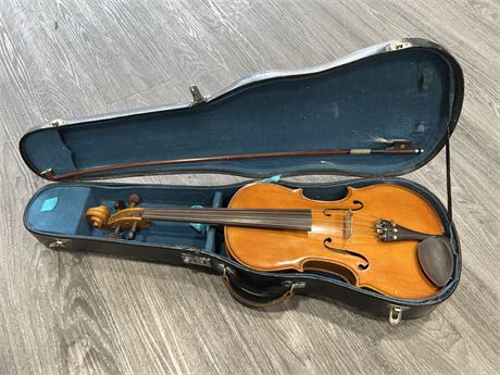 BEAUTIFUL VINTAGE VIOLIN W/BOW IN CASE