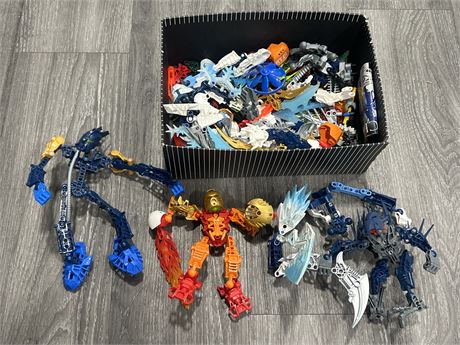 LOT OF BIONICLE FIGURES / ACCESSORIES