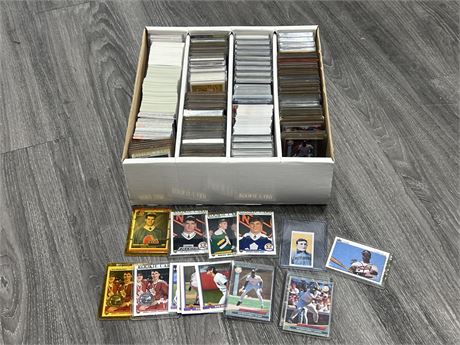 FLAT OF NHL / MLB CARDS - MANY ROOKIES / STARS - MANY IN TOP LOADERS