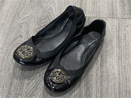 TORY BURCH BALLET FLATS BLACK PATENT LEATHER GOLD LOGO SIZE 10.5