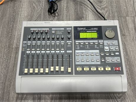 ROLAND VS-880 WORKSTATION - POWERS UP
