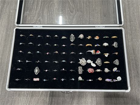 TRAY OF COSTUME JEWELRY RINGS