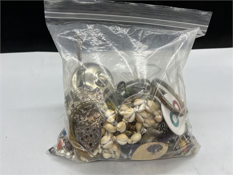 BAG OF ASSORTED JEWELLERY & COLLECTIBLES WITH SOME STERLING