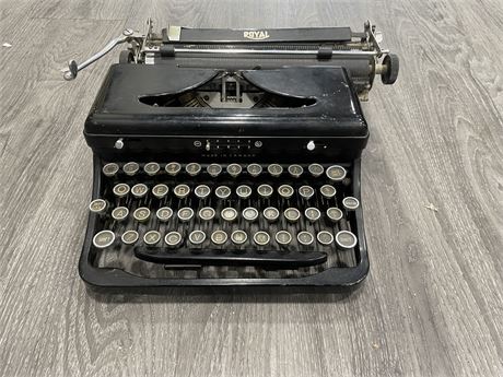 VINTAGE ROYAL PORTABLE TYPEWRITER 1936 MODEL “O” WITH TOUCH CONTROL