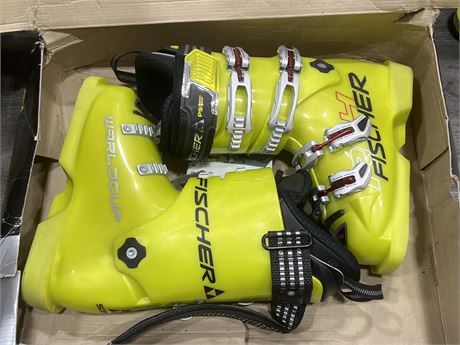 NEW FISCHER RC4 WORLD CUP PRO 130 SKI BOOTS - SIZE 5.5